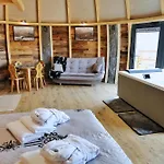 Tatry Mountain Glamp Z Jacuzzi Luxury tent